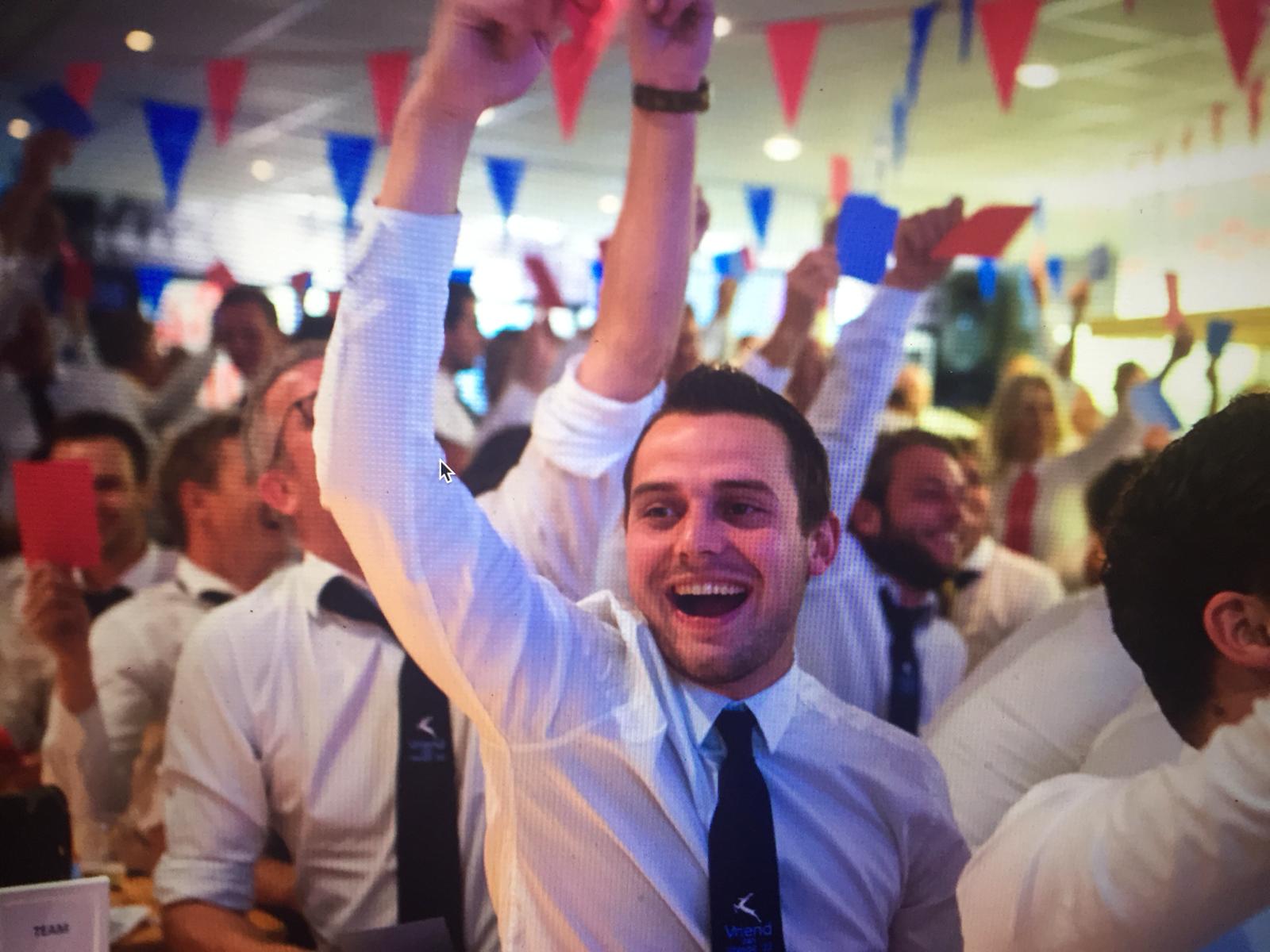 Vriend juicht tijdens de avond